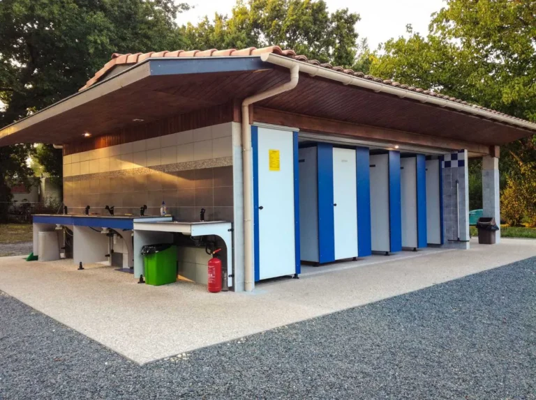 Aire naturelle de camping aux Mathes - bloc sanitaire