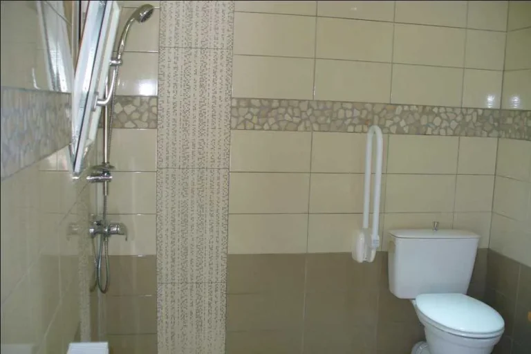 Rose des sables aux Mathes - salle deau et toilettes pmr