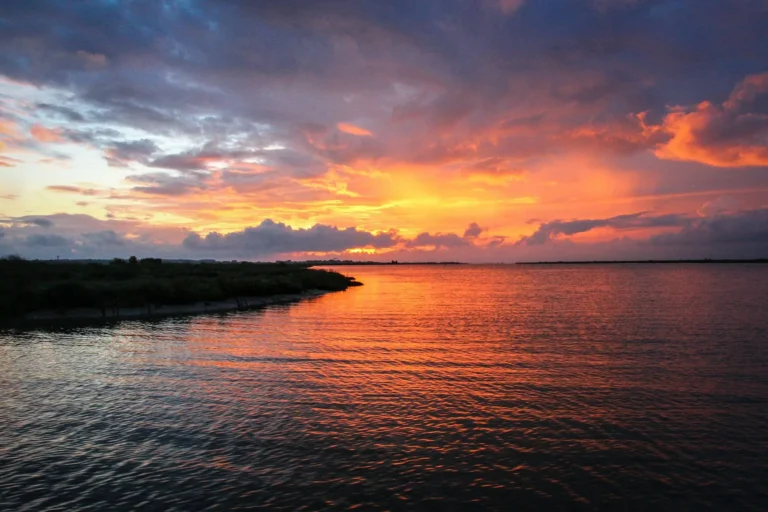 Coucher de soleil sur l'estuaire en Charente-Maritime